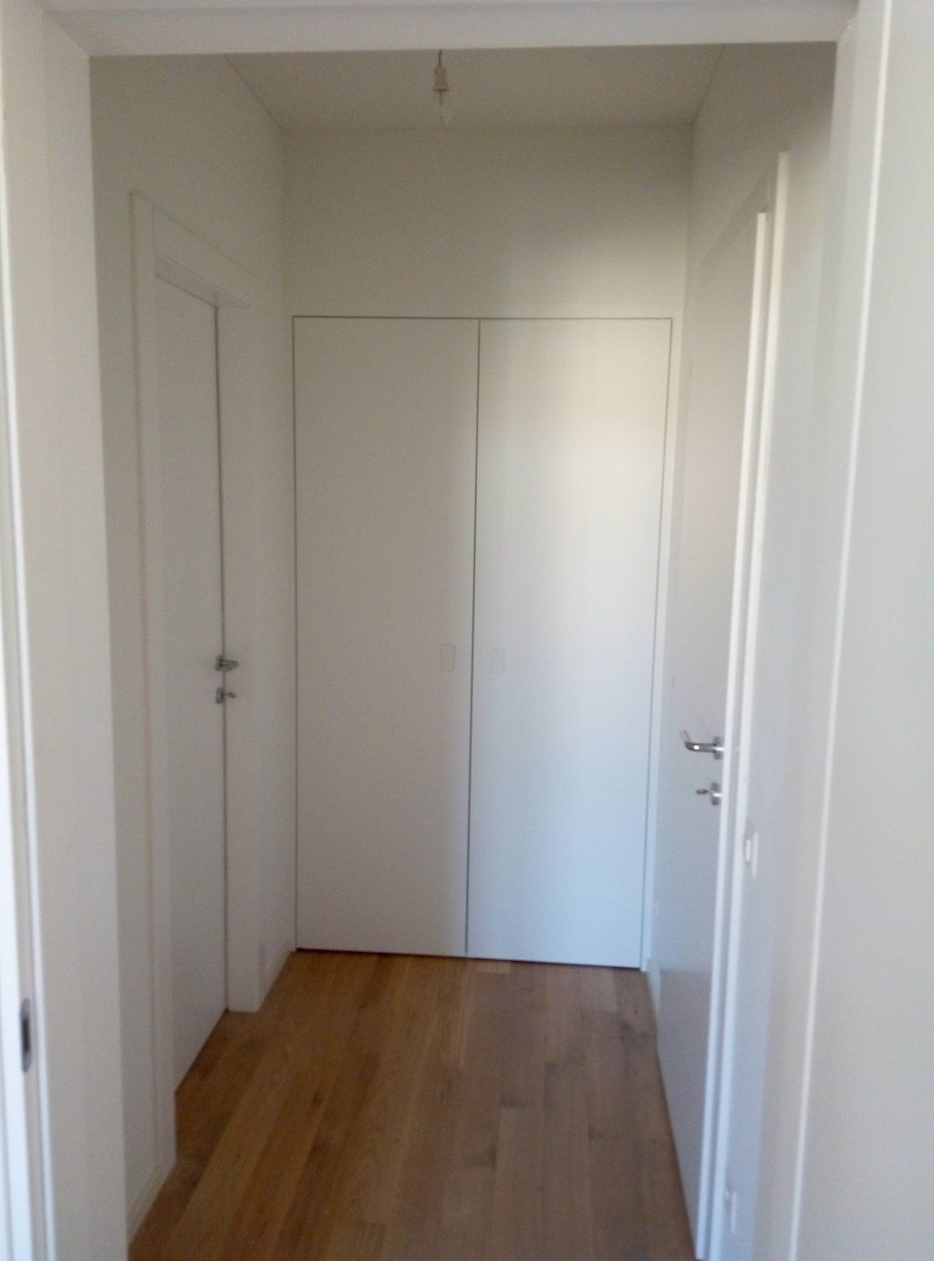 armadio con ante a filo, laccato bianco, con boiler integrato 1