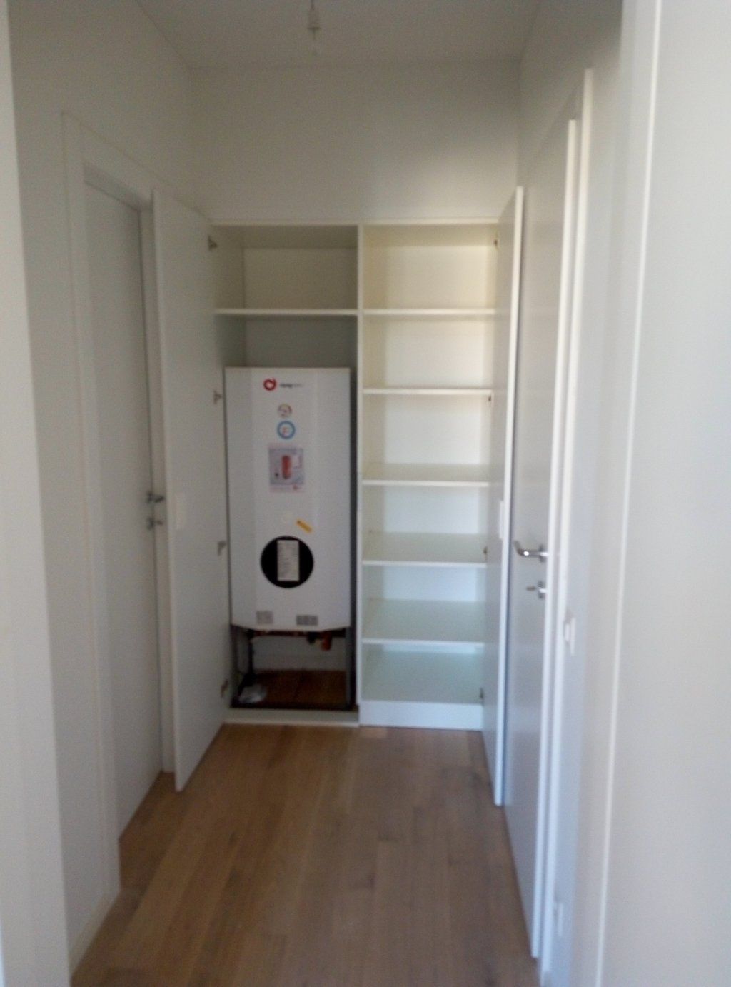 armadio con ante a filo, laccato bianco, con boiler integrato 2