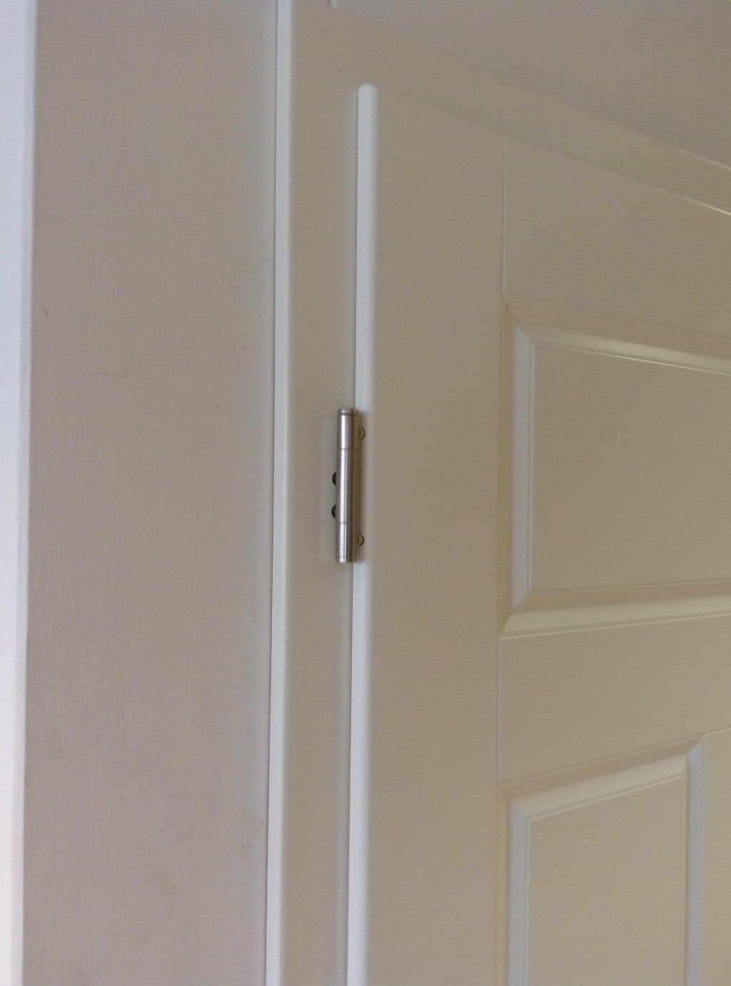 dettaglio porta interna con fodrine, laccata bianca
