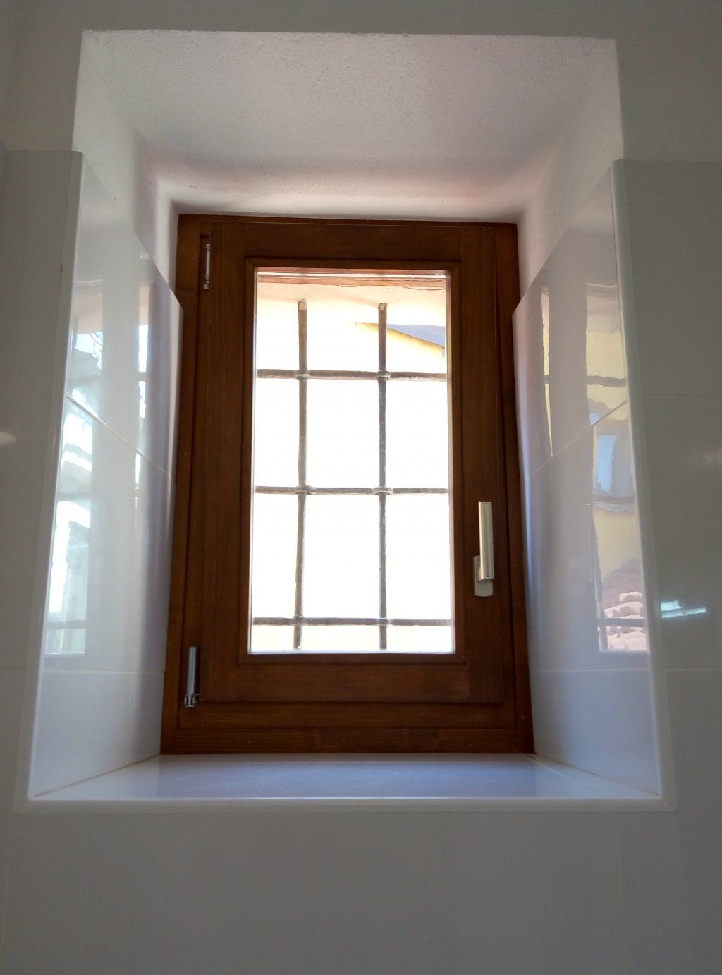 finestra in legno, apribile a sinistra e a ribalta - Stabile Pessina a Lugano