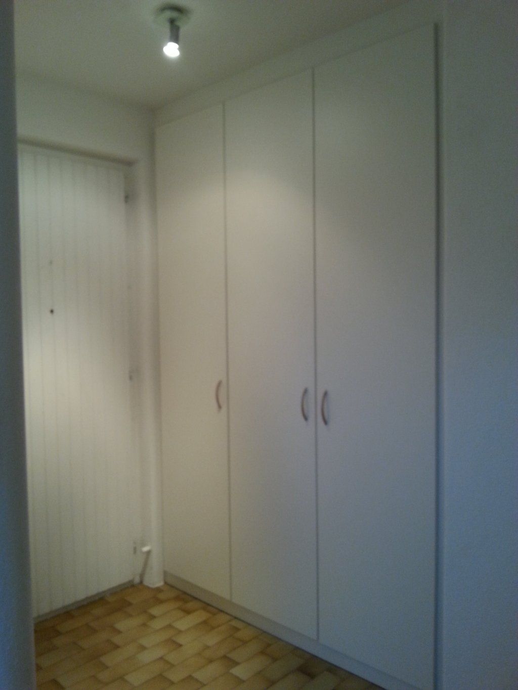 armadio a muro con cassonetto per tubi. Materiale SwissKrono bianco