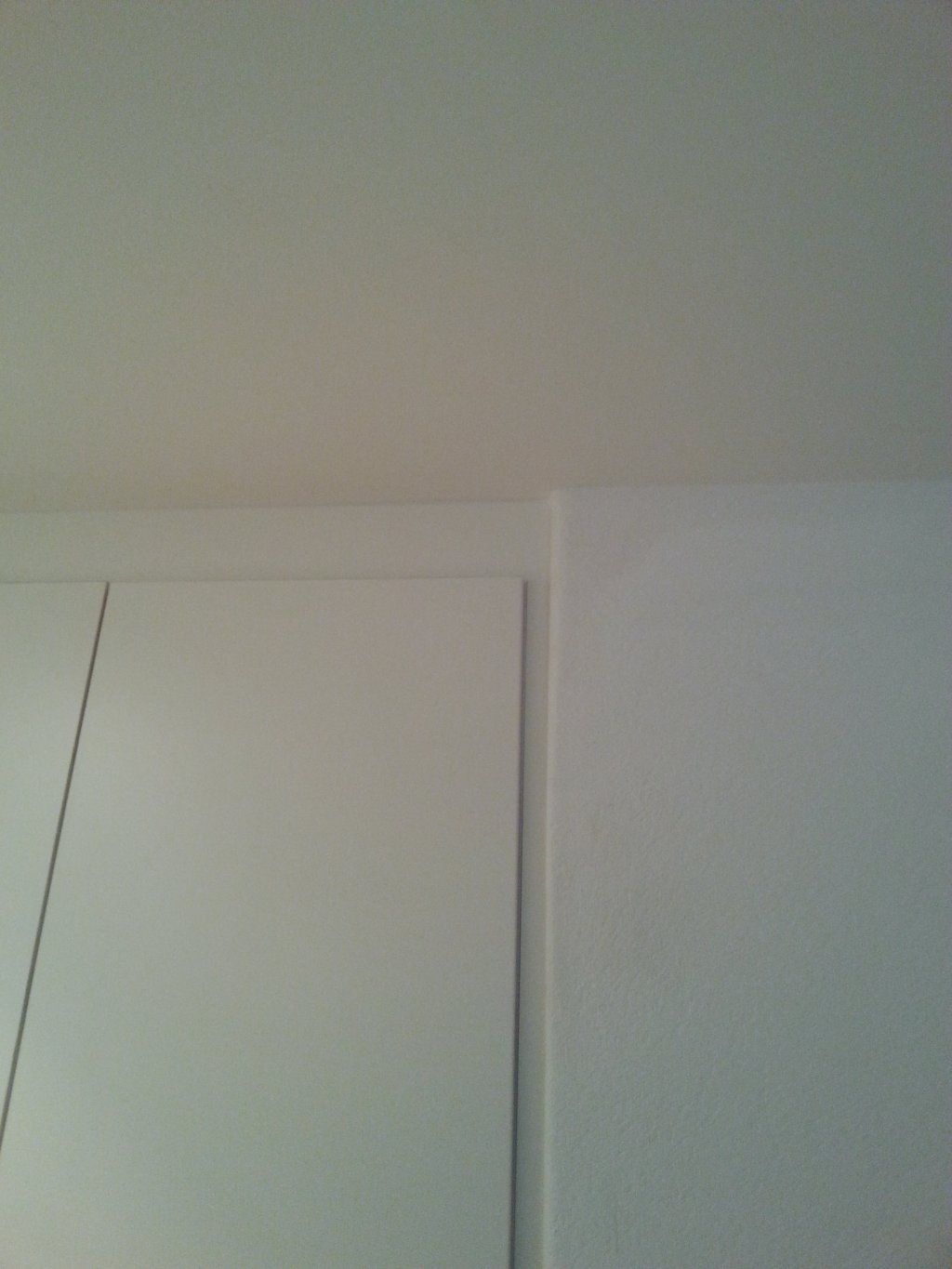 armadio a muro con cassonetto per tubi. Materiale SwissKrono bianco