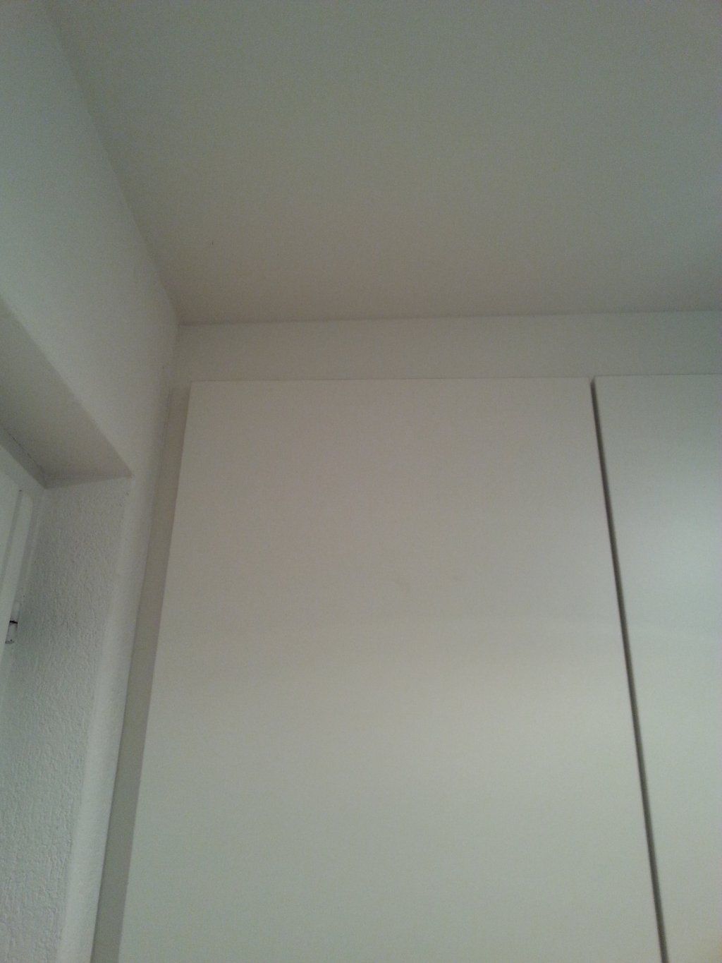 armadio a muro con cassonetto per tubi. Materiale SwissKrono bianco