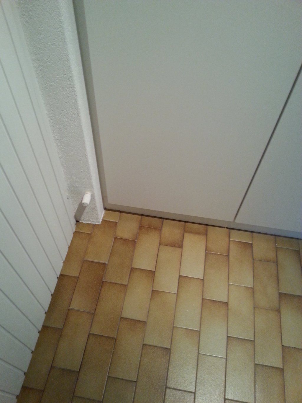 armadio a muro con cassonetto per tubi. Materiale SwissKrono bianco