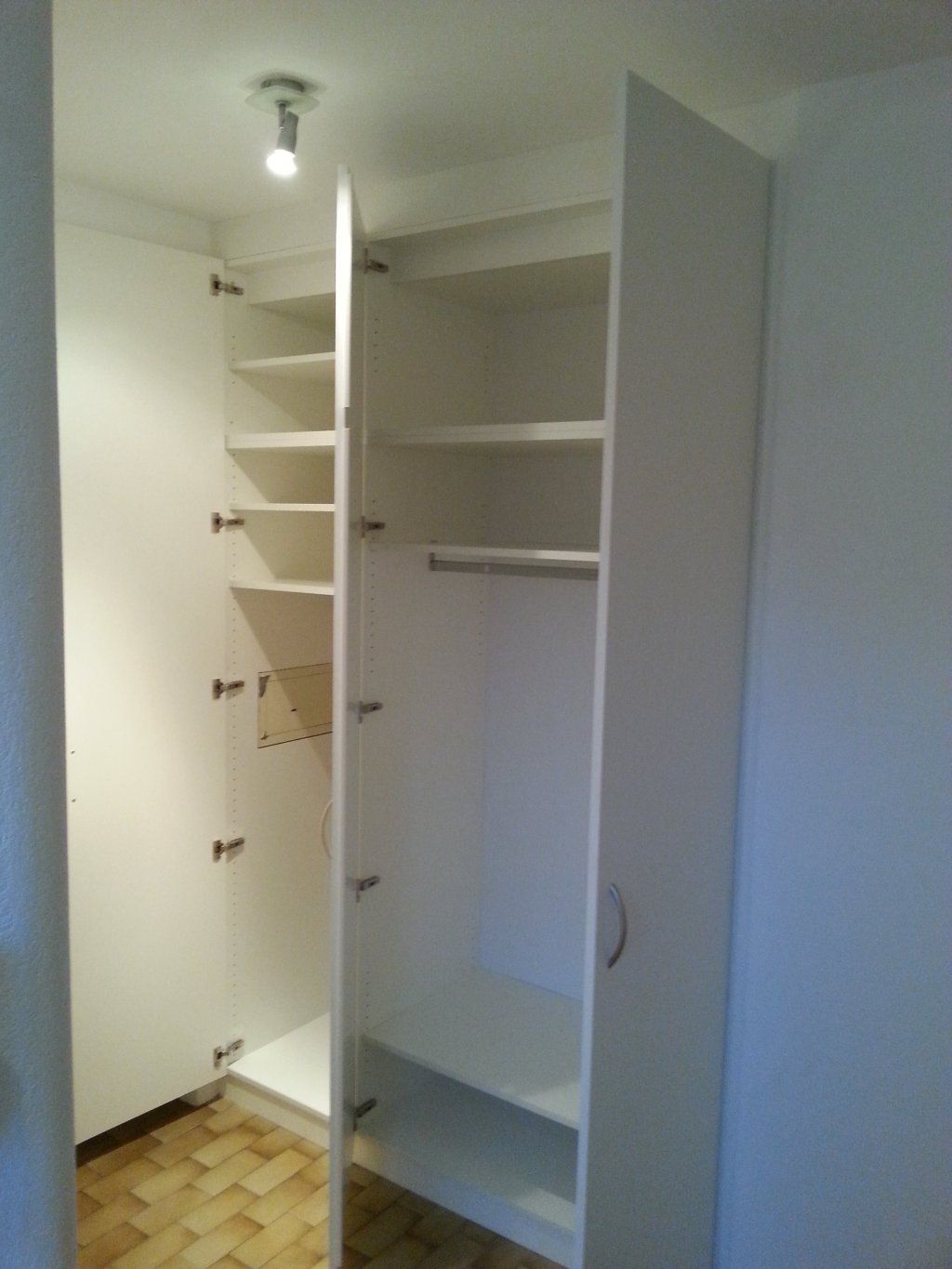 armadio a muro con cassonetto per tubi. Materiale SwissKrono bianco