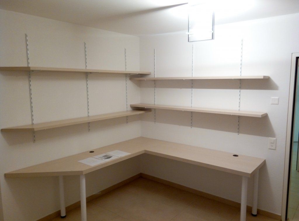 mensole spostabili e scrivania ad angolo. Finitura laminato frassino