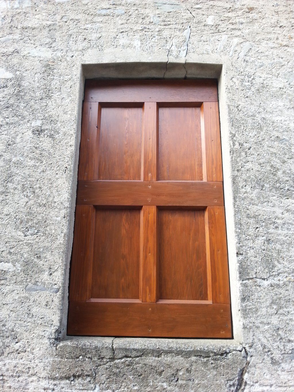 ustico con porte in legno massiccio