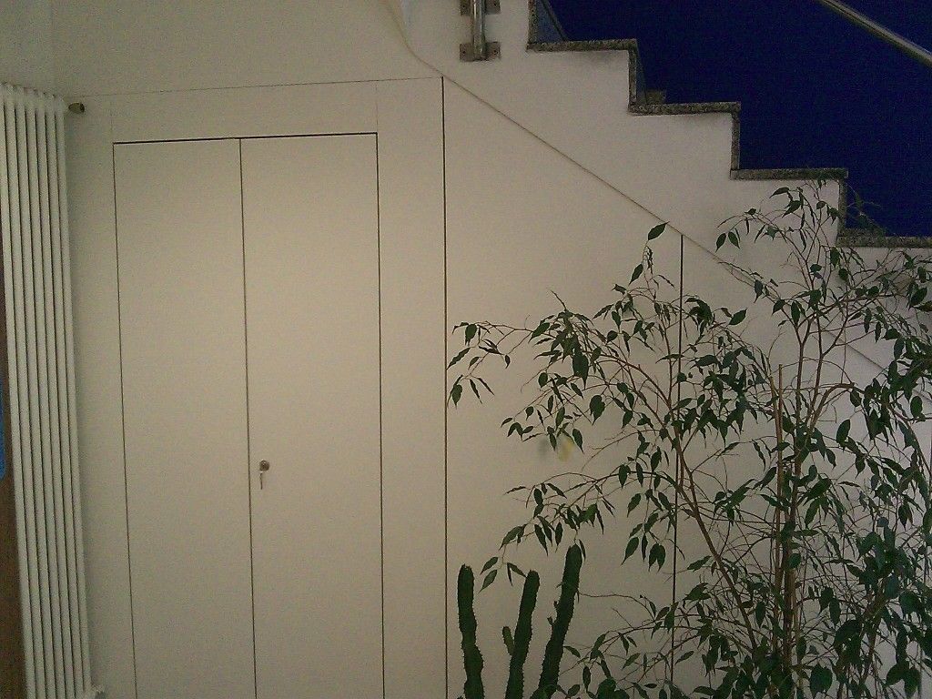 Armadio sottoscala, chiusura con pannelli pitturati color bianco
