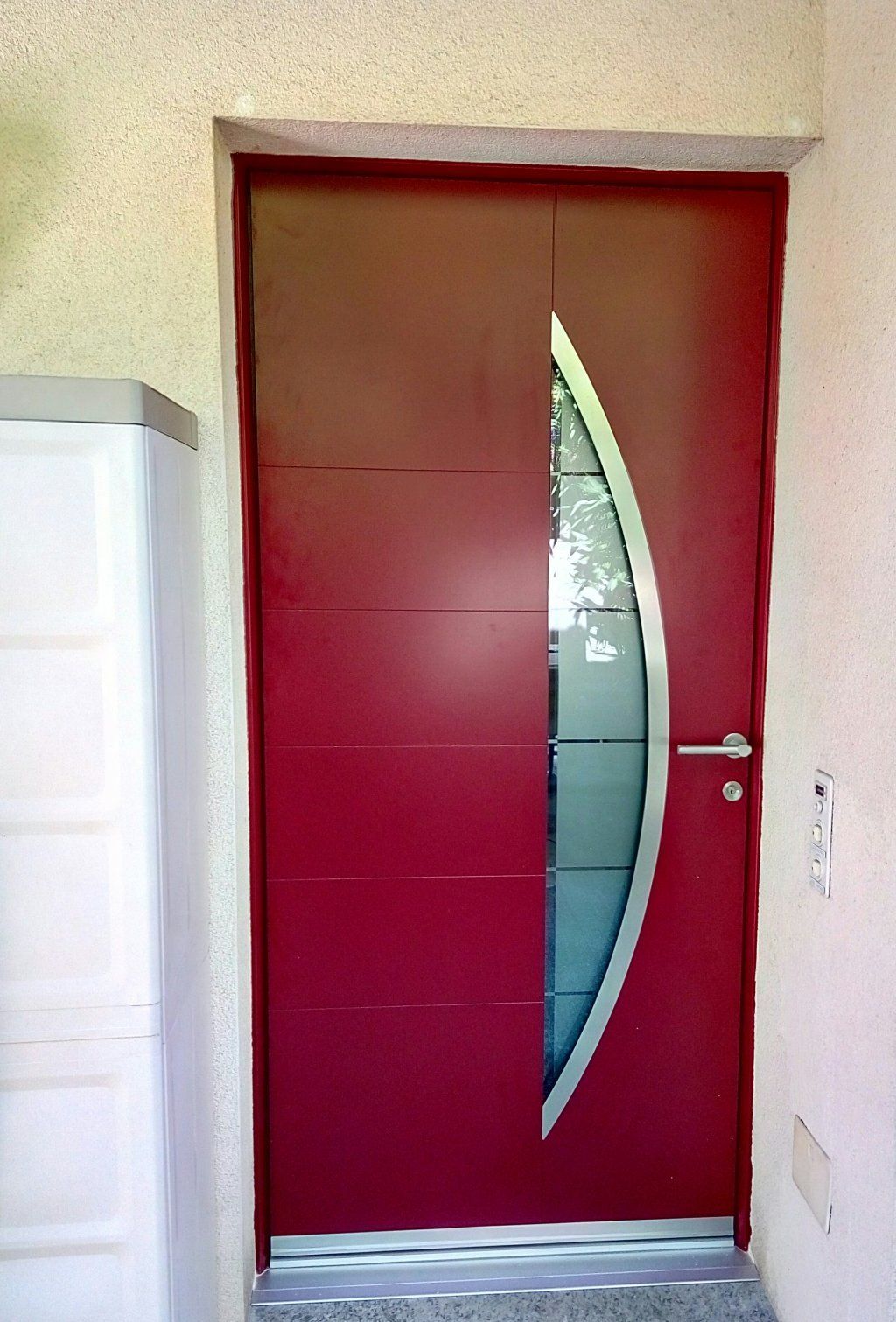 Portoncino su misura in alluminio Inotherm. Modello AK 312, triplo vetro di sicurezza, serratura a 5 punti di chiusura (con perni a gancio), maniglia di sicurezza (RC3), lato esterno rosso rubino