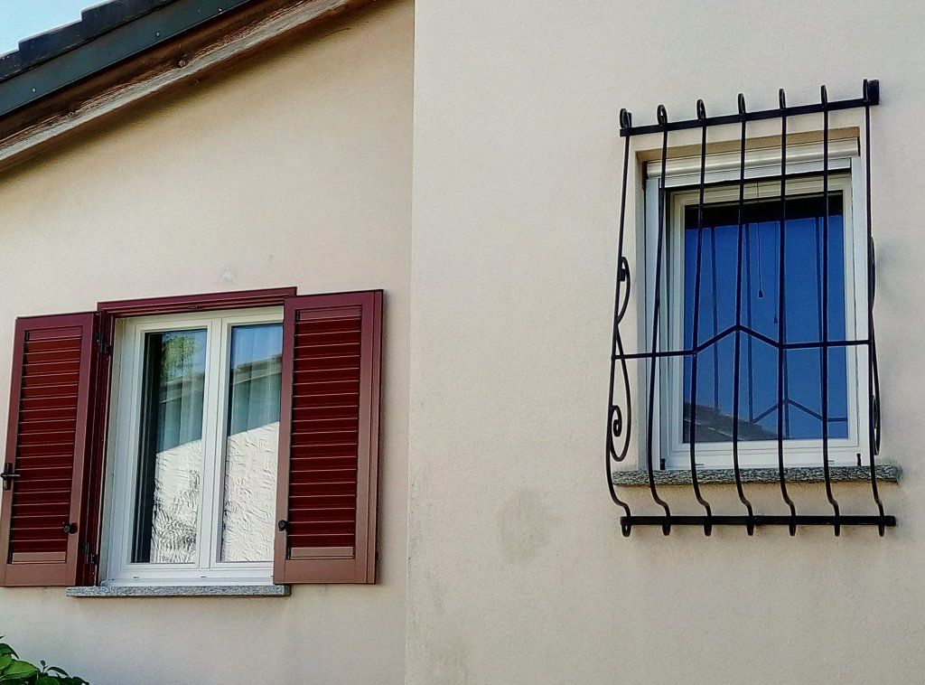 Finestra in PVC bianco. Caratteristiche eccezionali: sicurezza antiscasso RC1 (ferramenta con molteplici punti di chiusura), tripli vetri stratificati di sicurezza VSG, maniglia con chiave