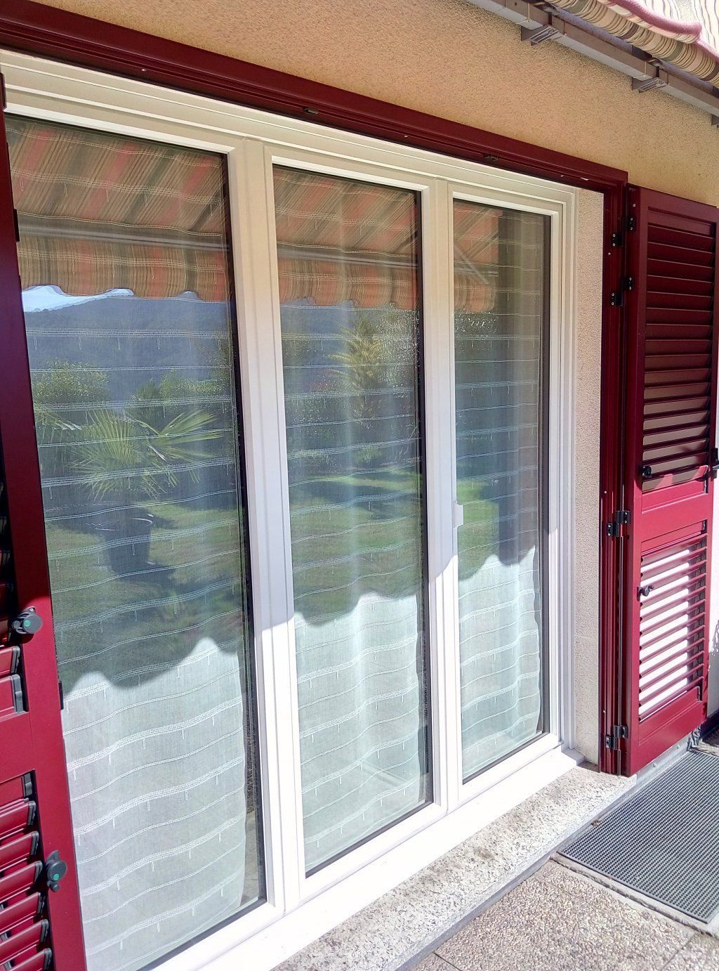 Finestra in PVC bianco. Caratteristiche eccezionali: sicurezza antiscasso RC1 (ferramenta con molteplici punti di chiusura), tripli vetri stratificati di sicurezza VSG, maniglia con chiave