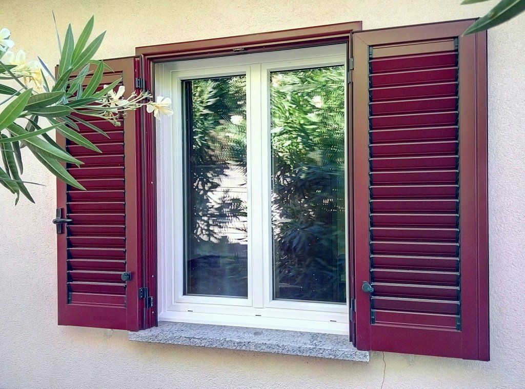 Finestra in PVC bianco. Caratteristiche eccezionali: sicurezza antiscasso RC1 (ferramenta con molteplici punti di chiusura), tripli vetri stratificati di sicurezza VSG, maniglia con chiave