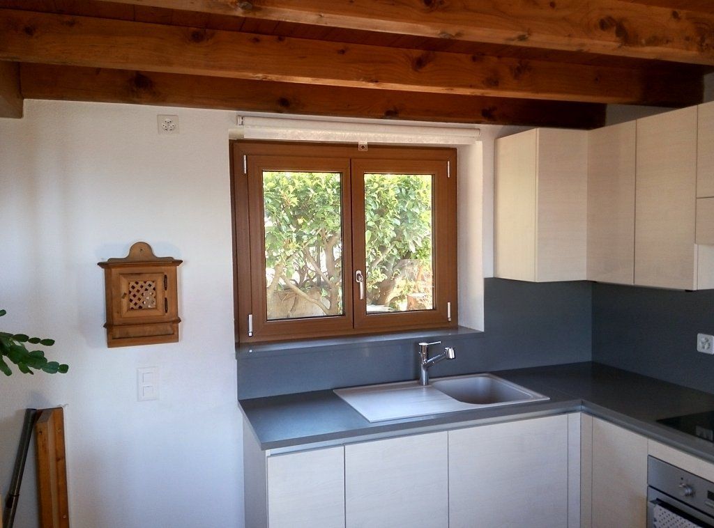 Finestra in PVC. Caratteristiche eccezionali: sicurezza antiscasso RC1 (ferramenta con molteplici punti di chiusura), tripli vetri stratificati di sicurezza VSG, maniglia con chiave, pellicola decorativa ad effetto legno dai 2 lati.