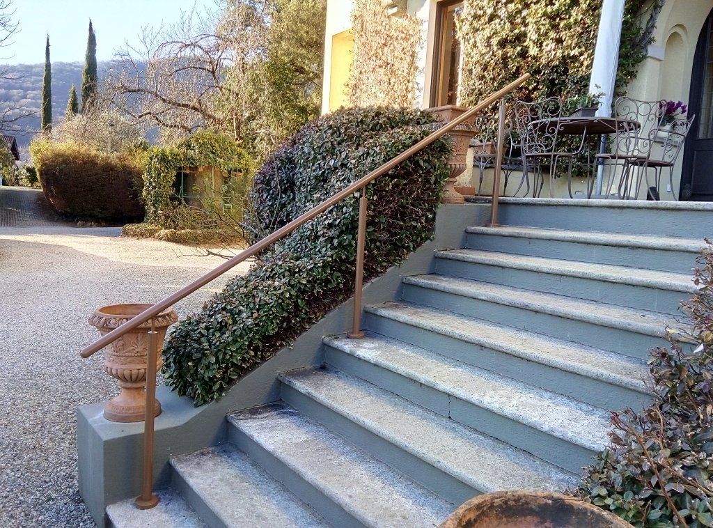 corrimano in acciaio inox, termolaccato color marrone RAL 8025 da Metallizzazione SA, Lamone