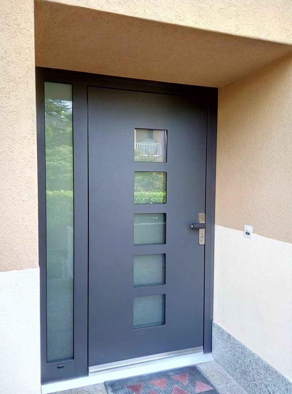 Portoncino su misura in alluminio Inotherm. Modello AK 323, triplo vetro di sicurezza, serratura a 5 punti di chiusura (con perni a gancio), maniglia di sicurezza (RC3). Fianco luce sinistro in sovrapprezzo