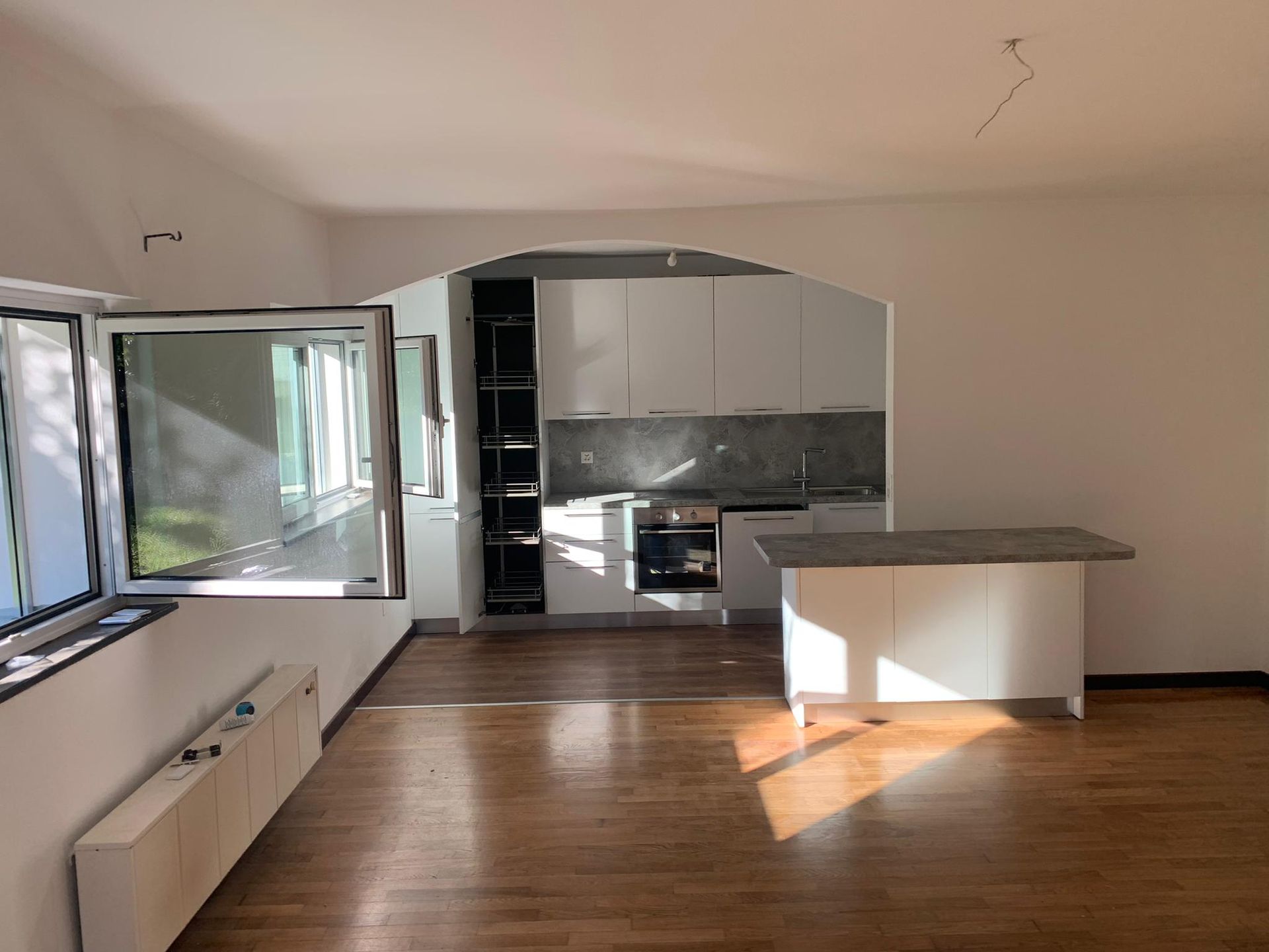 cucina, ante finitura bianco opaco, piano di lavoro in laminato, pensili, elettrodomestici, isola