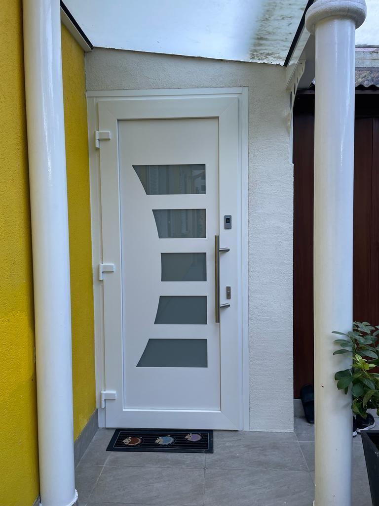 Porta in PVC bianco, Budvar, con vetri, modello Berlin 2.7 . Lettore impronte. Apertura verso l'esterno. Serratura con motorizzazione a 6 punti di chiusura.