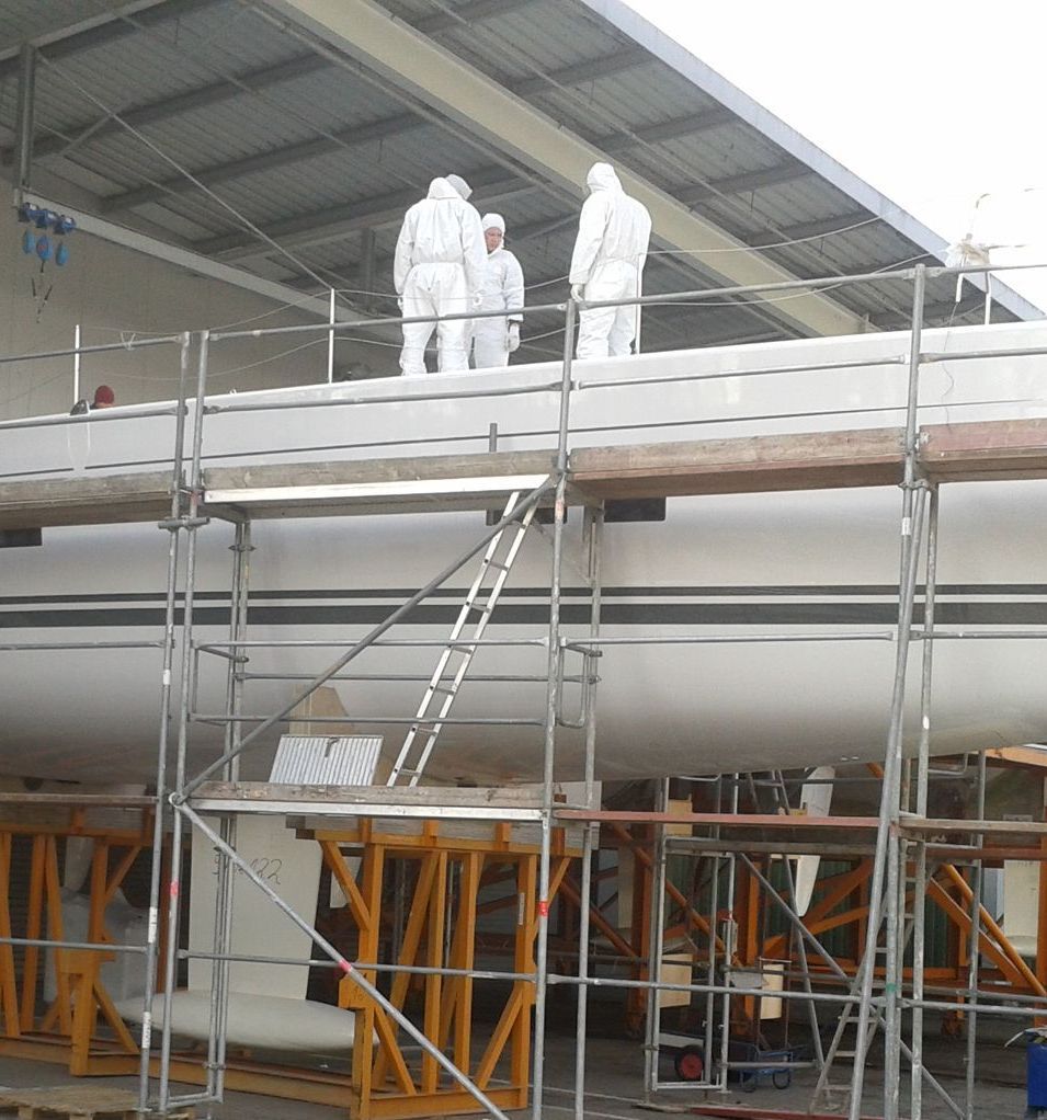 Eine Gruppe von Menschen steht auf einer Gerüstkonstruktion