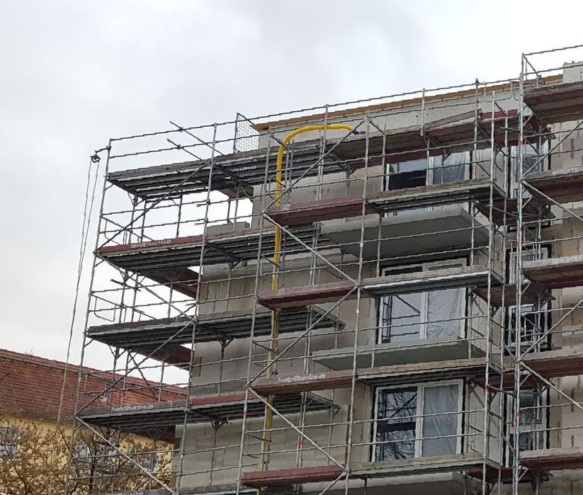 Ein im Bau befindliches Gebäude mit Gerüst darum herum