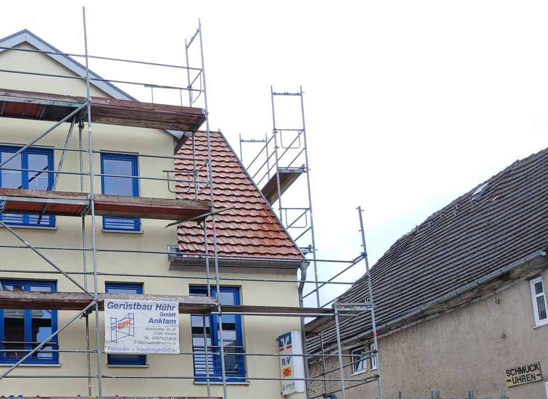 Ein Gebäude mit einem Gerüst an der Seite