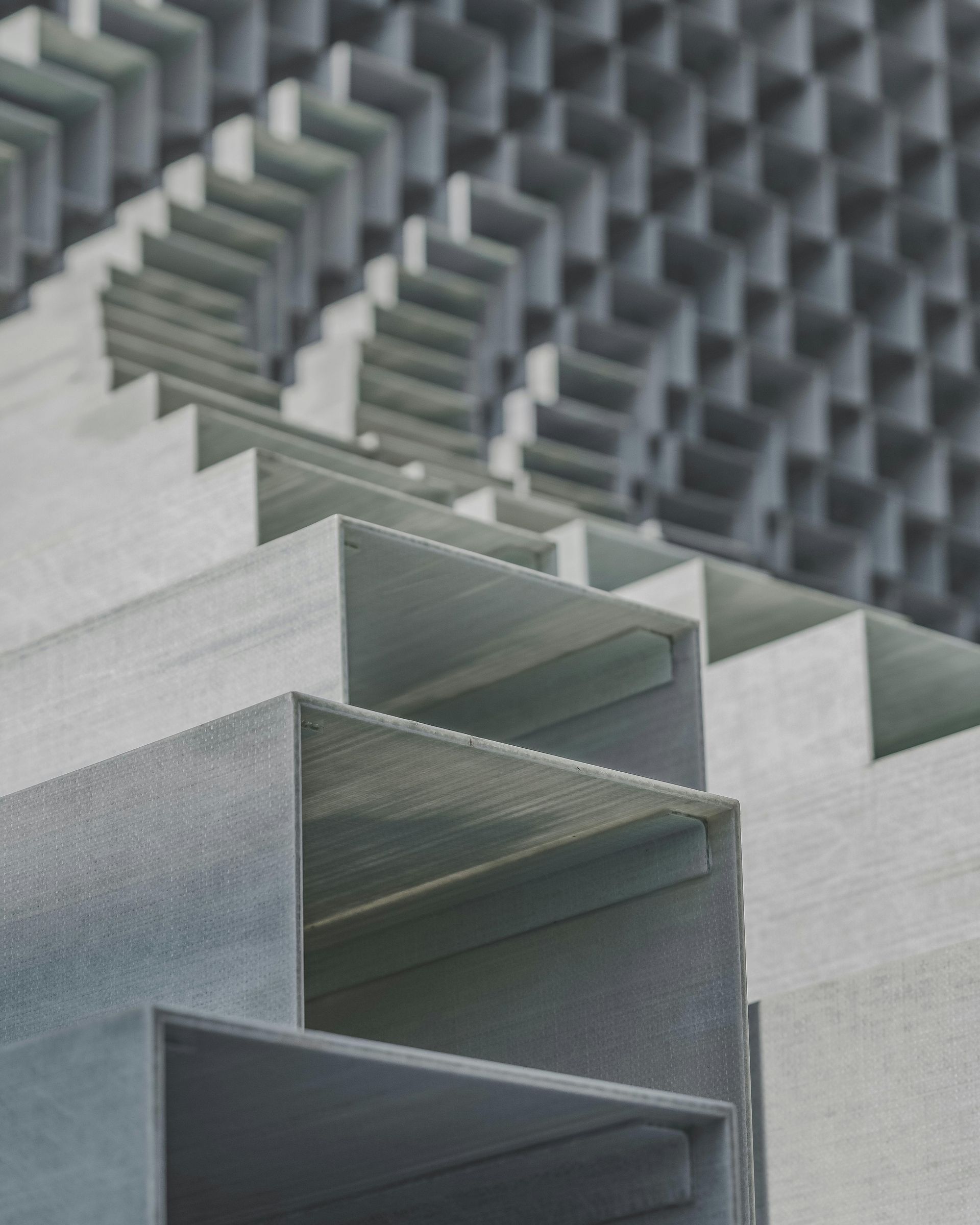 Ein Stapel Metallboxen mit einem geometrischen Muster darauf