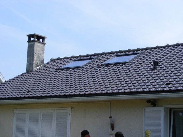 Photo d'une toiture comprenant deux fenêtres de toit côte à côte