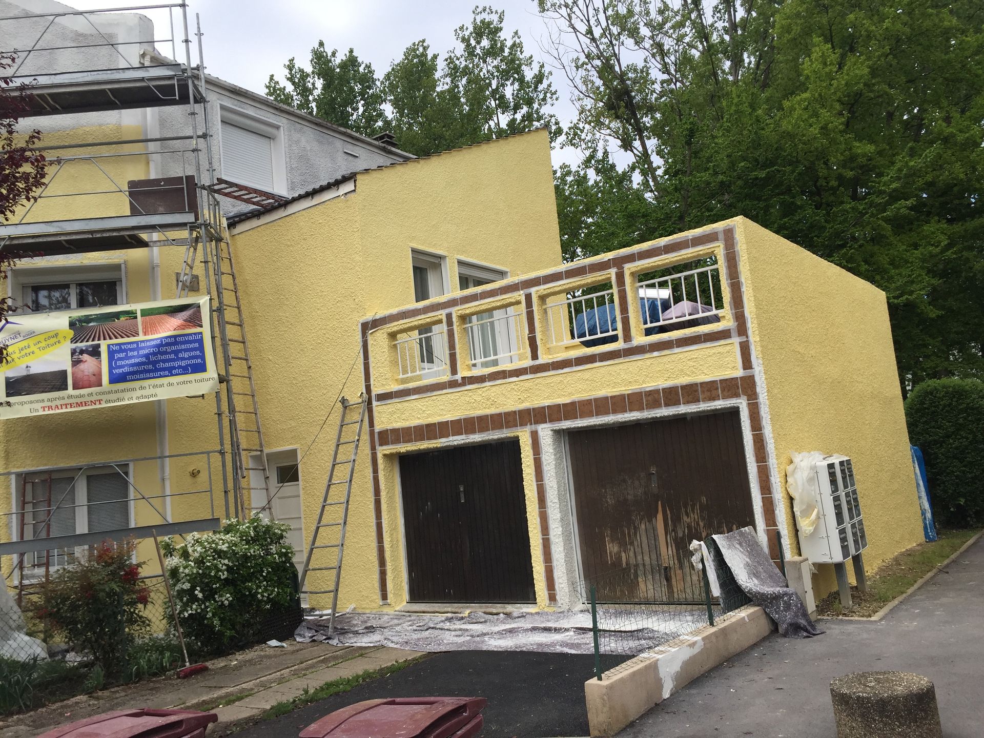 Photo de travaux de peinture sur une façade de maison individuelle