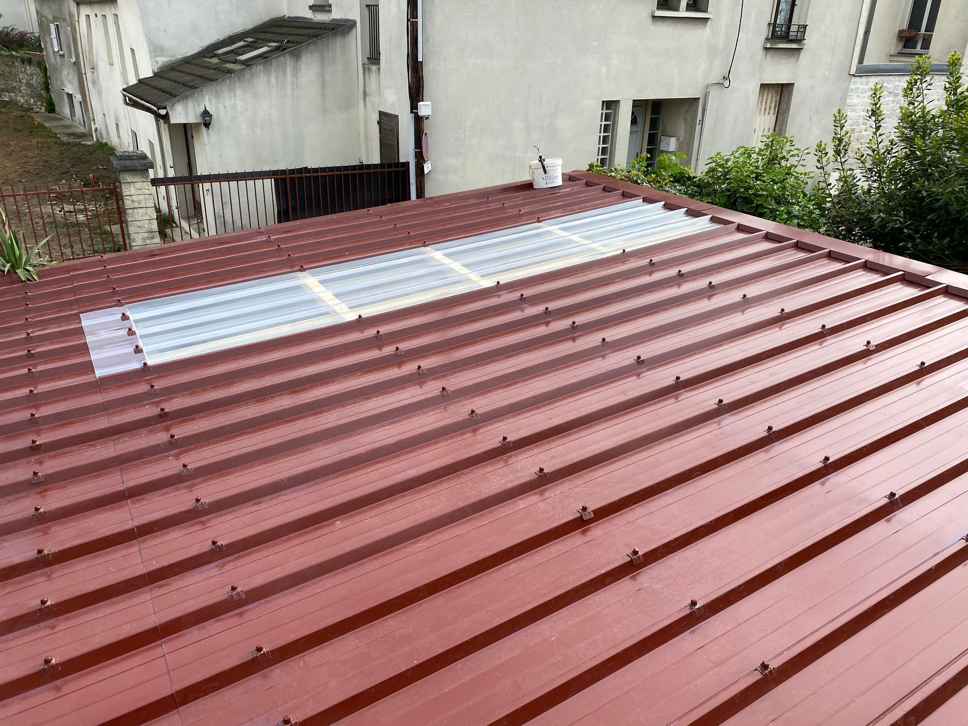 Photo d'une toiture en bac acier rouge