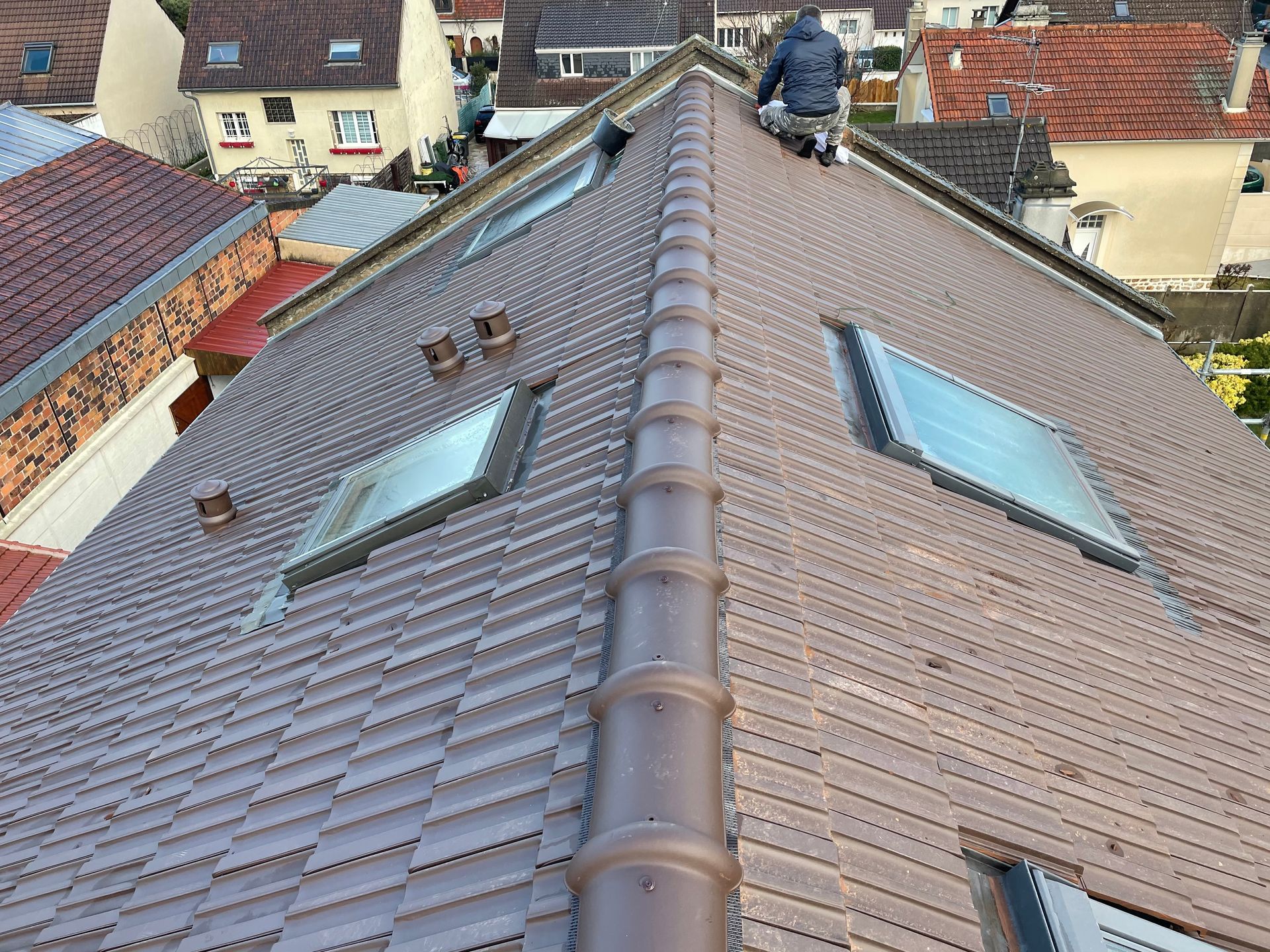 Photo de fenêtres de toit sur un toit traditionnel