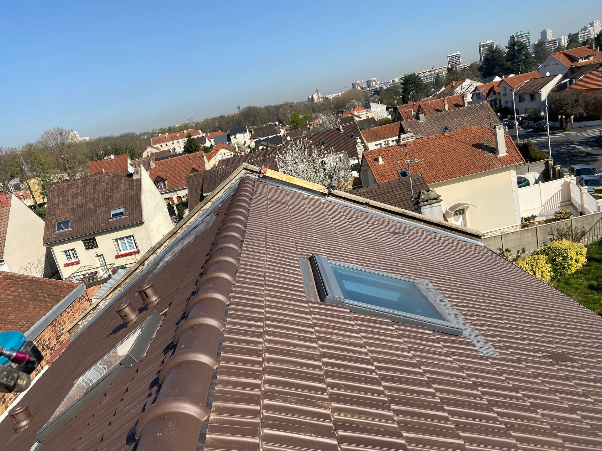 Photo des deux versants d'une toiture comprenant des fenêtres de toit