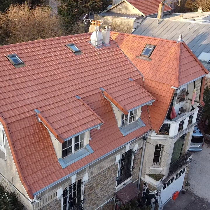 Photo de la toiture en tuiles tradtionnelles d'une maison individuelle