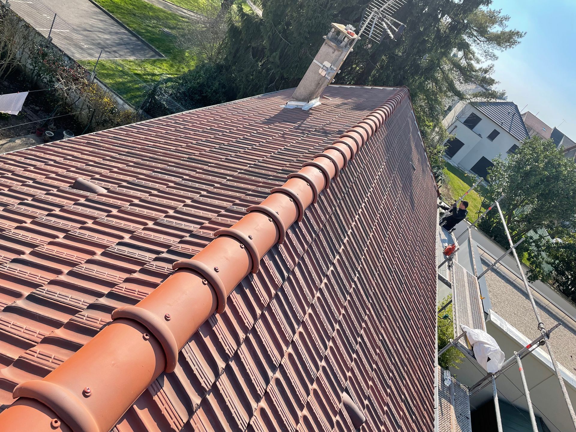 Photo d'une toiture de maison en tuiles