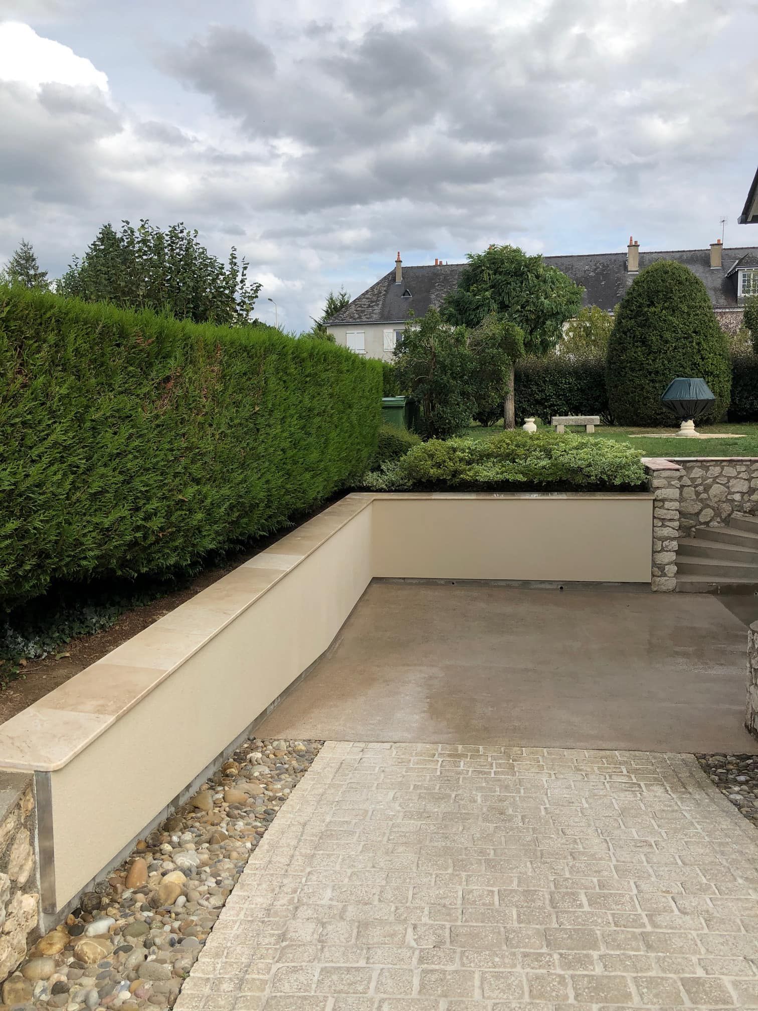 Muret et allée de jardin
