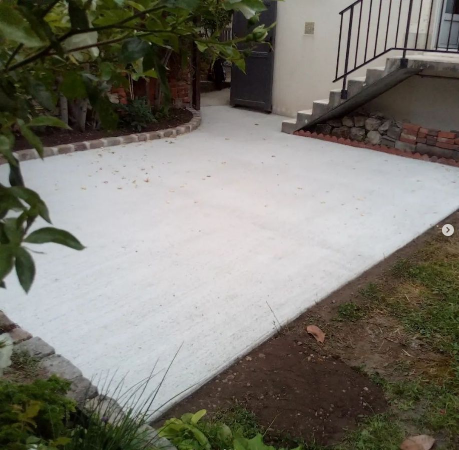 Terrasse en béton avec bordures en pavés et terre cuite