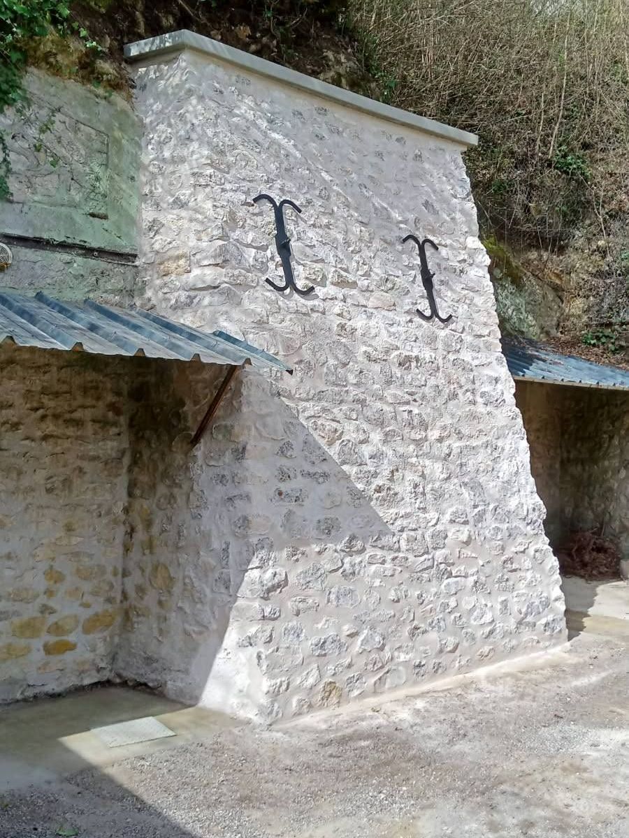 Réfection du contrefort du coteau d'une troglodyte