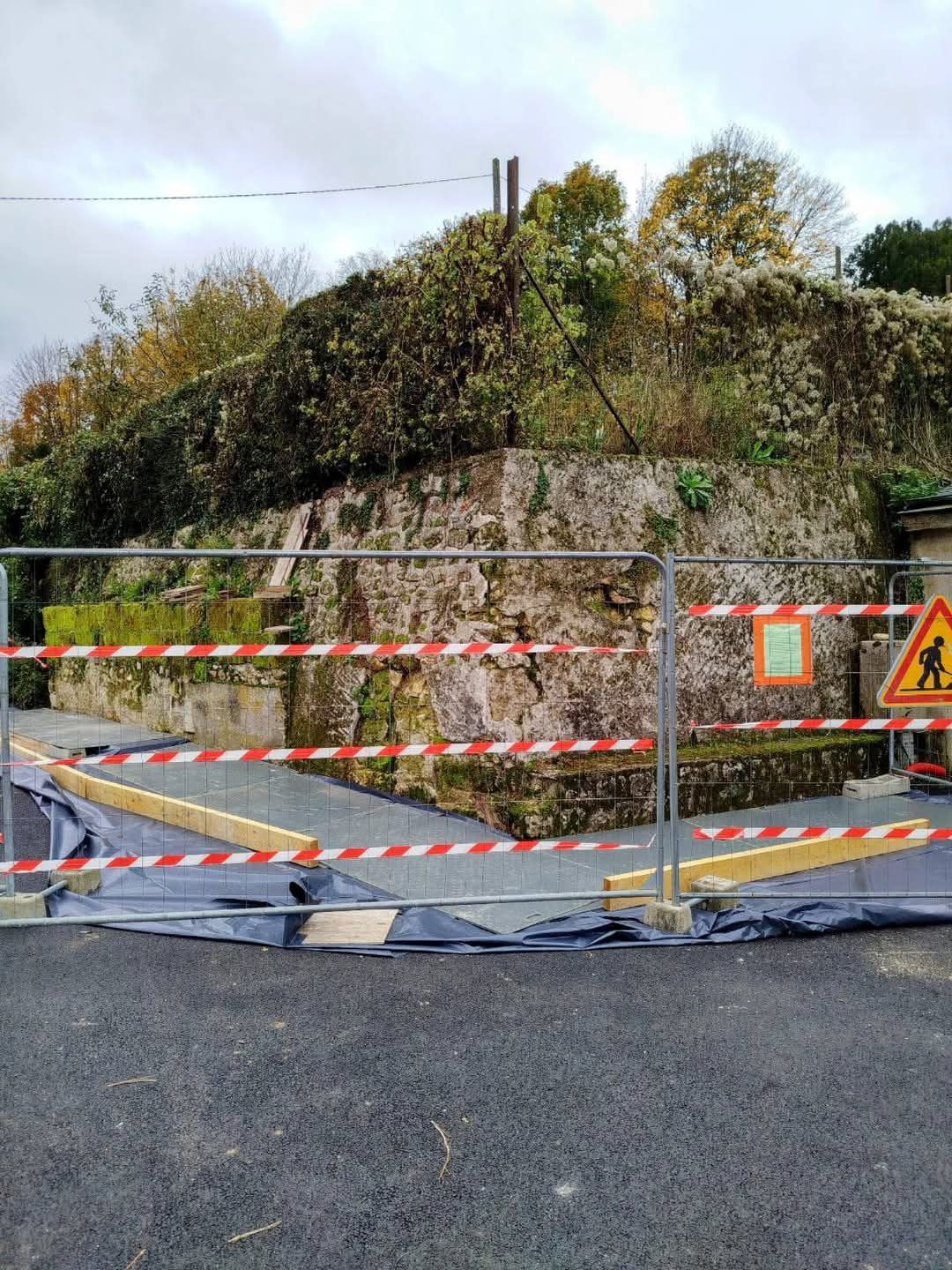 Mur de soutènement en cours de réhabilitation