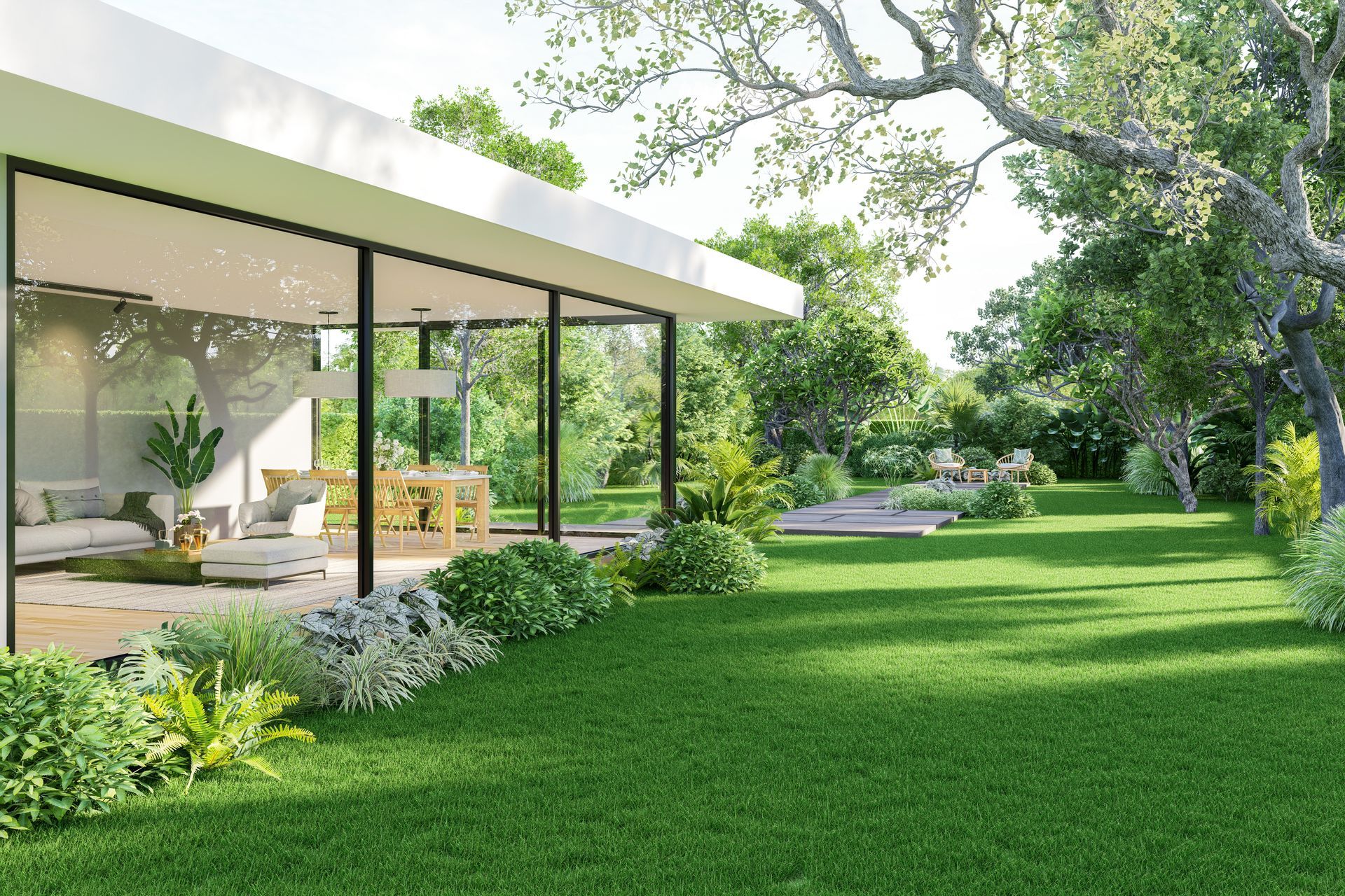 Casa moderna con grandes ventanales, césped verde exuberante y jardín paisajístico con abundante luz natural.