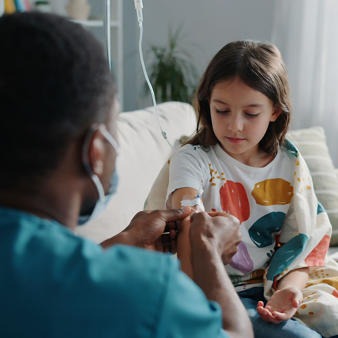 Un médecin place un pansement sur une fille assise sur un canapé.