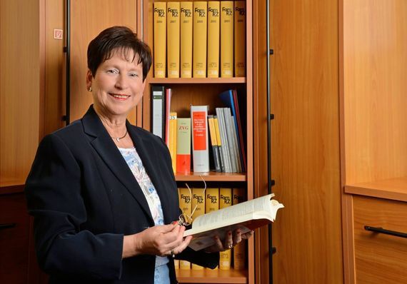 Annette Bechtold-Heinze mit Fachliteratur