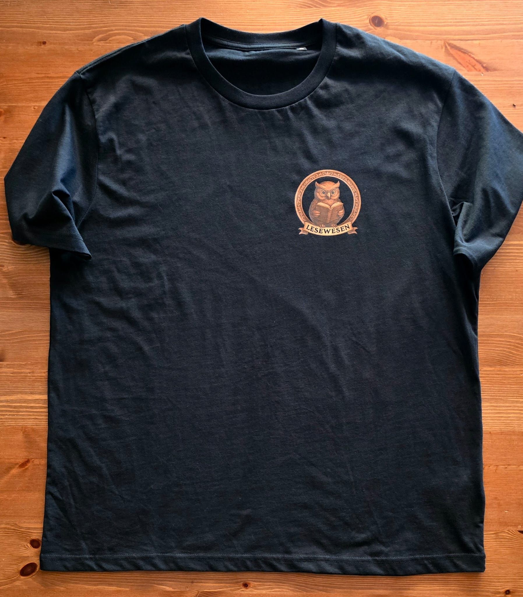 Ein schwarzes T-Shirt mit einer Eule auf der Vorderseite