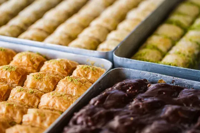 Hay muchos tipos diferentes de baklava en las bandejas.