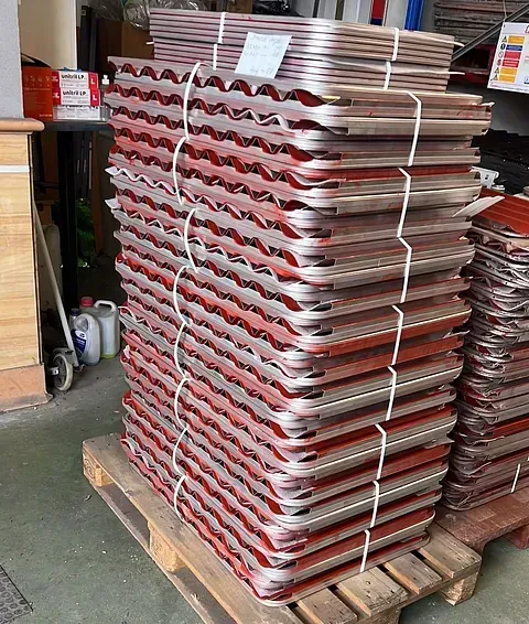 Una pila de bandejas colocadas encima de una paleta de madera.