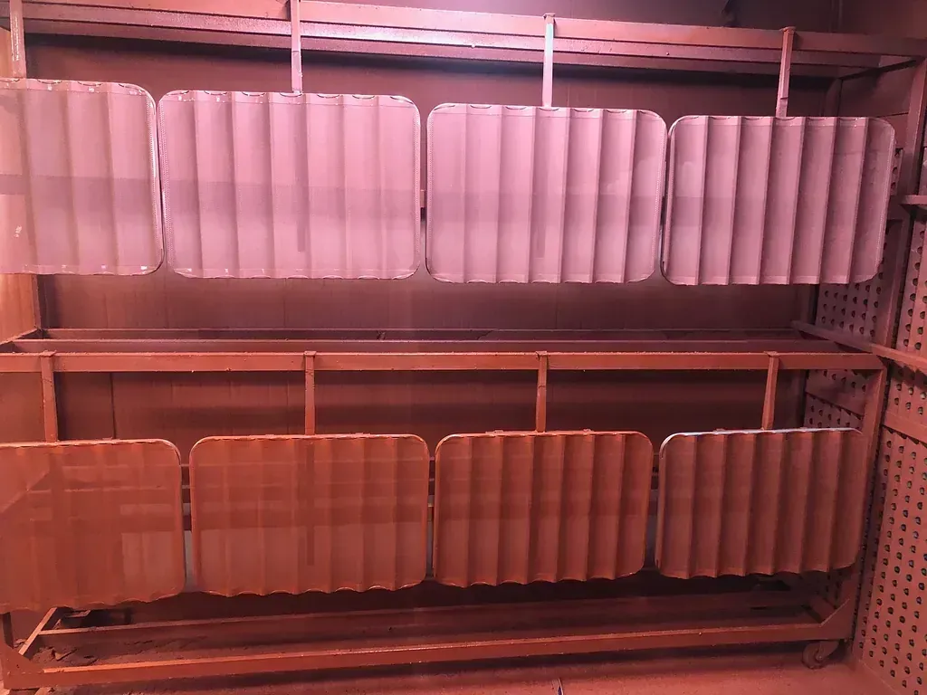 Una habitación con muchos estantes y cajas encima.