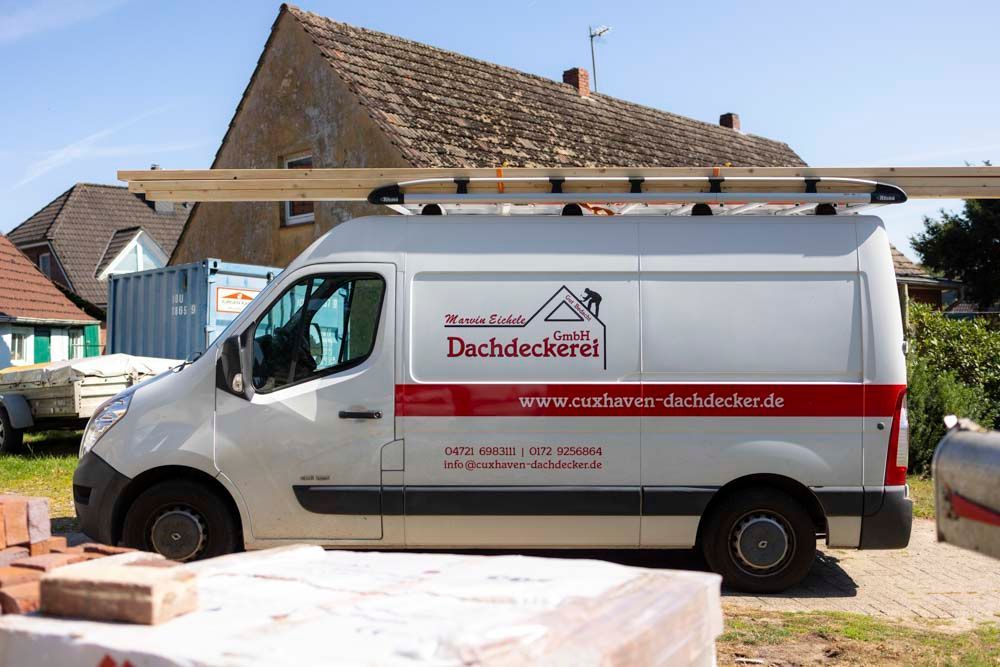 Ein weißer Lieferwagen steht vor einem Haus.