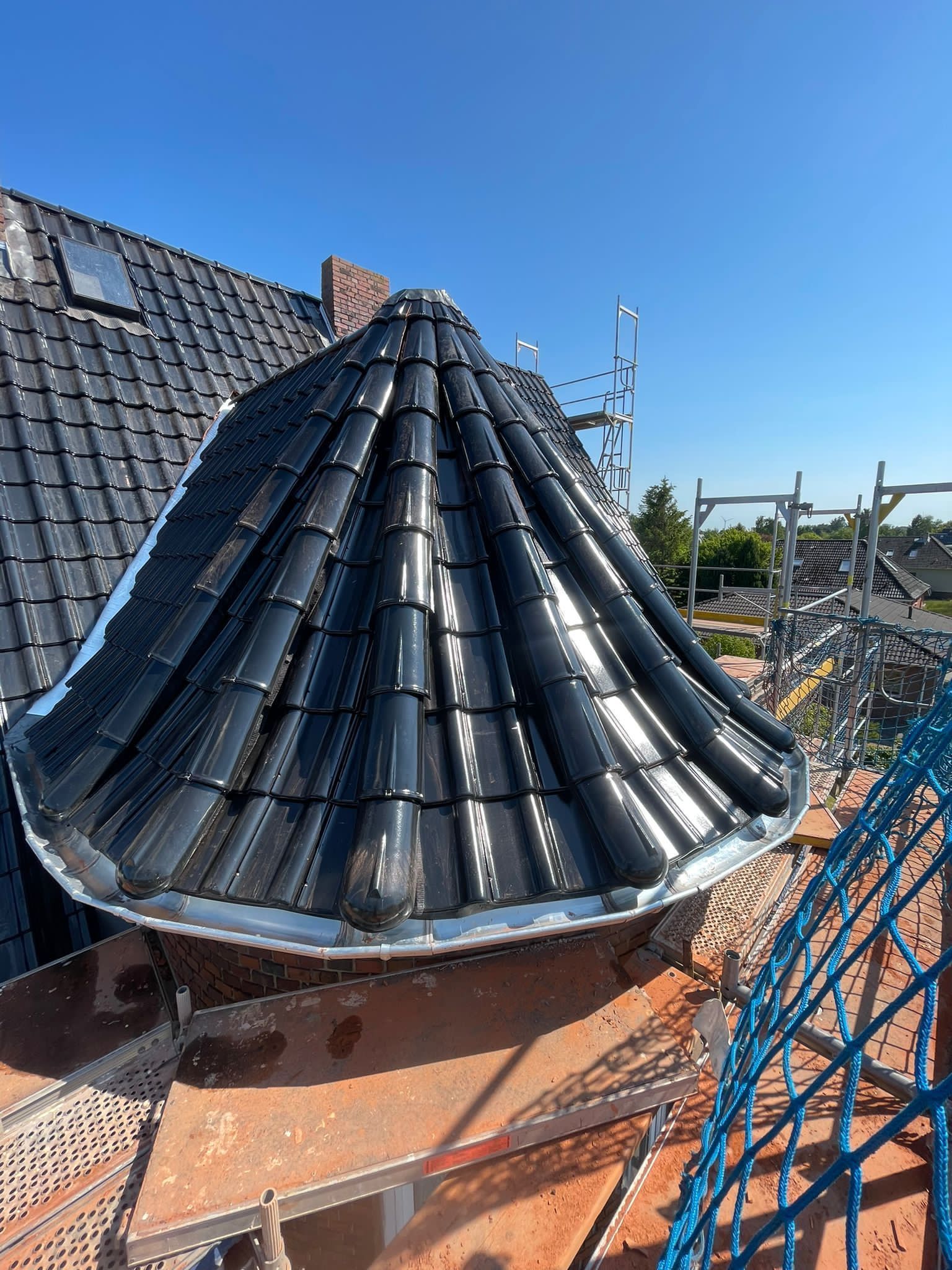 Es wird ein Dach mit Kuppeldach gebaut