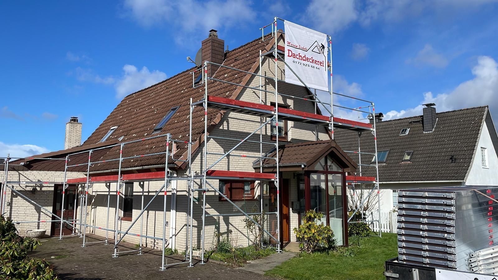 Ein Haus mit einem Gerüst darum und einer Flagge darauf.