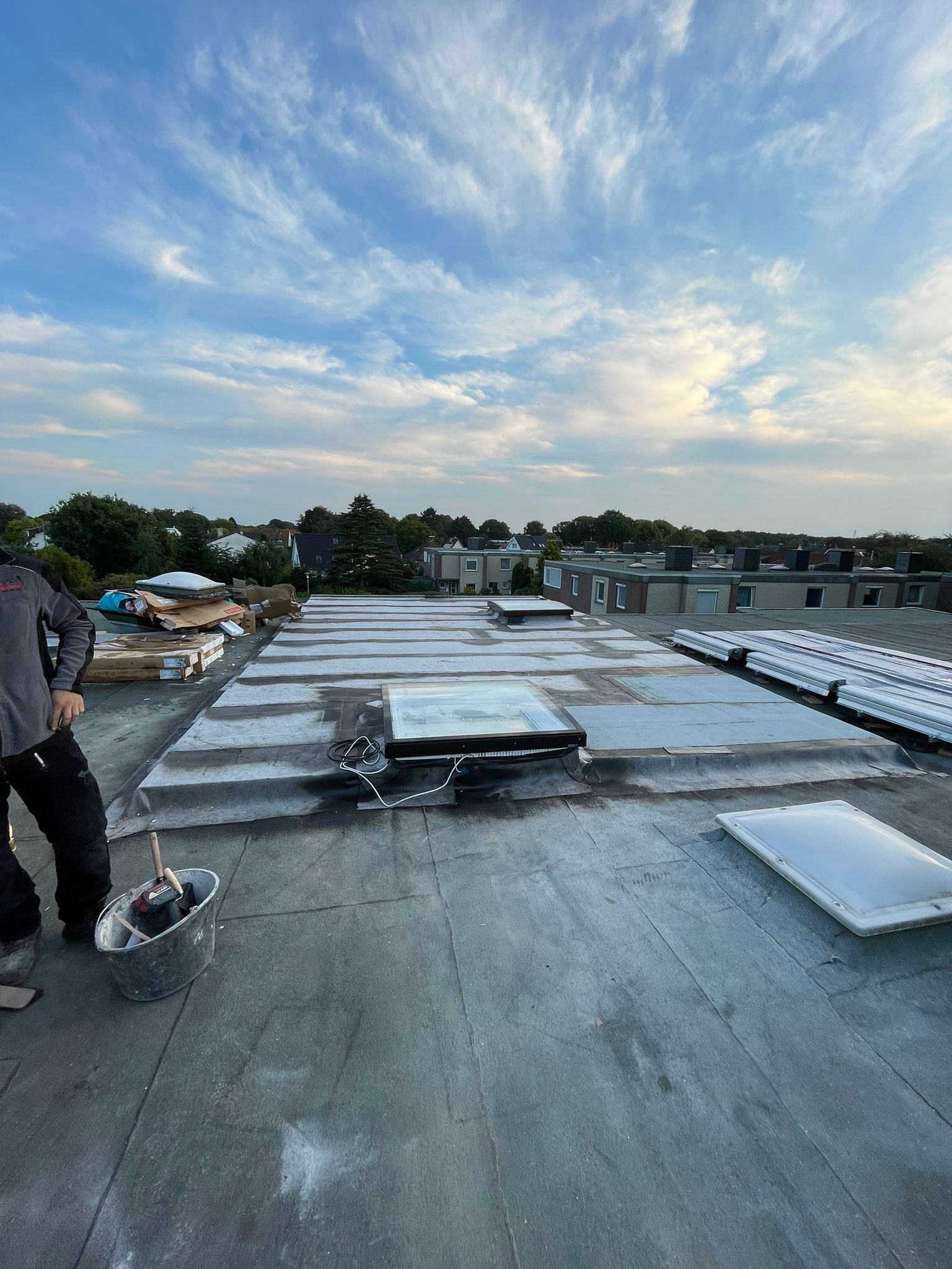 Ein Mann steht auf dem Dach eines Gebäudes.