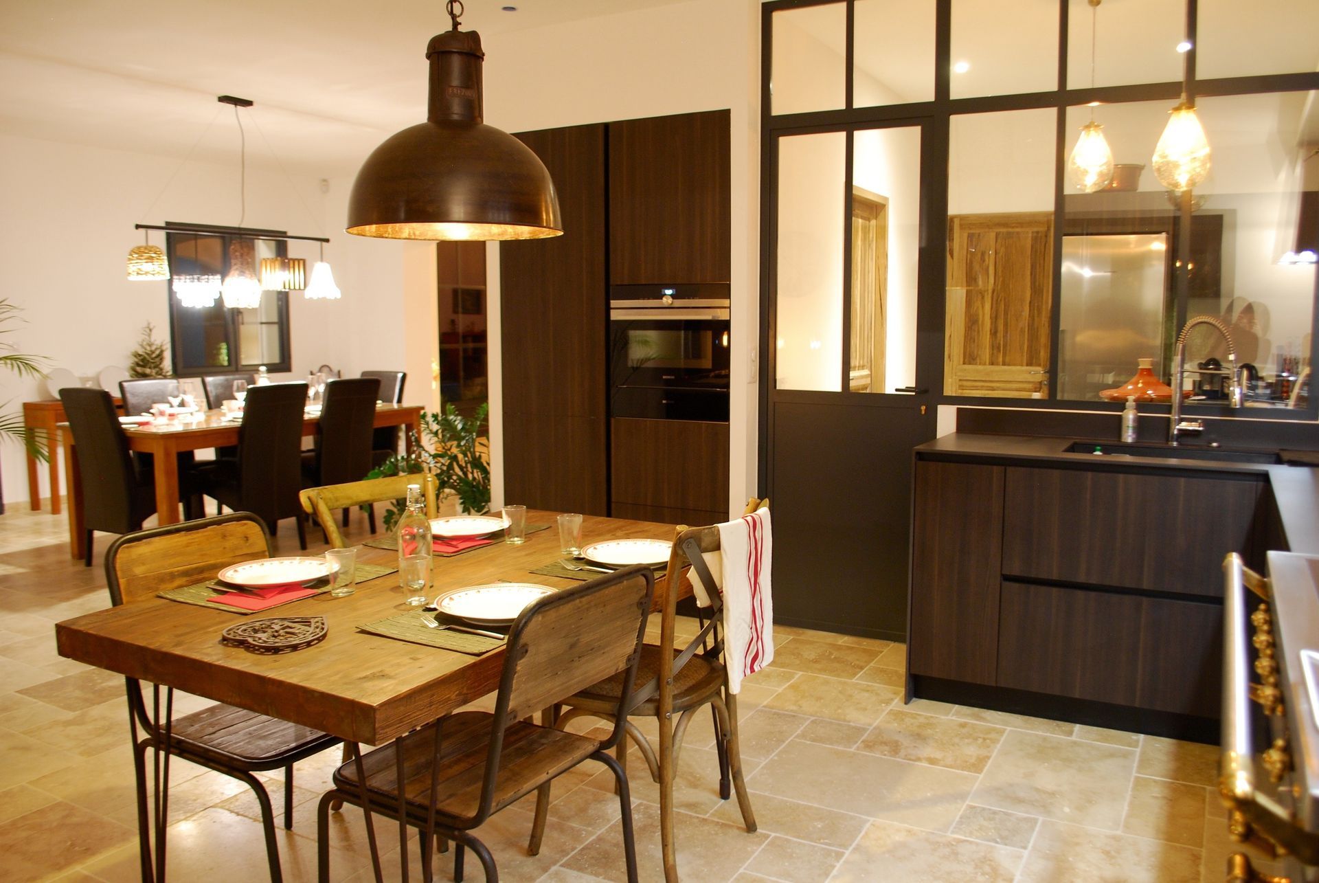 Verrière en métal dans une cuisine