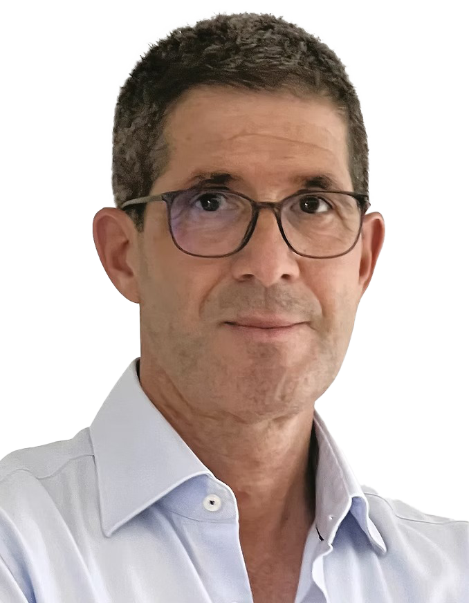 Mann mit Brille und hellblauem Hemd schaut in die Kamera.