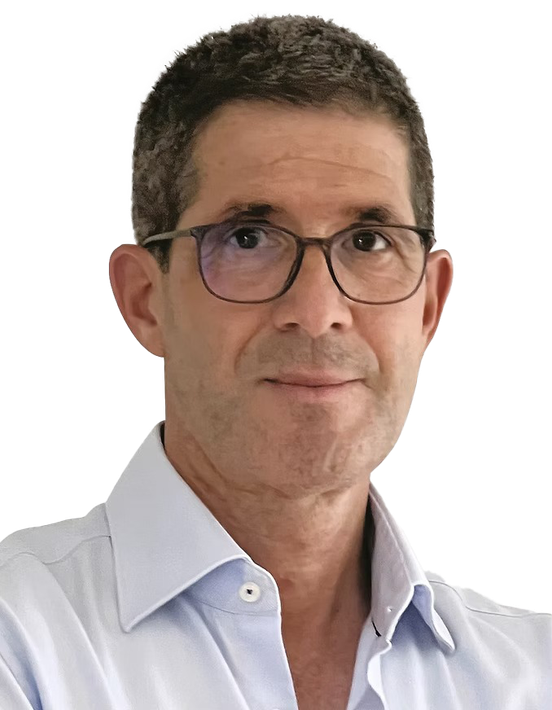 Mann mit Brille und hellblauem Hemd schaut in die Kamera.